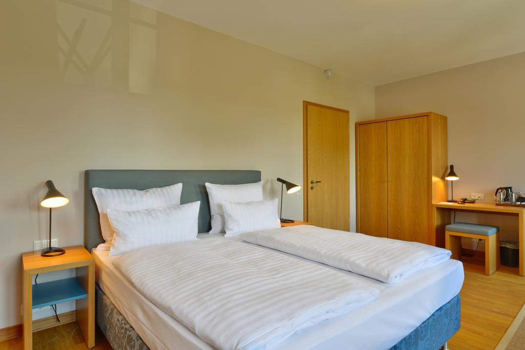 Vogelsburg Hotell Escherndorf Rum bild