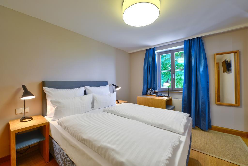 Vogelsburg Hotell Escherndorf Rum bild
